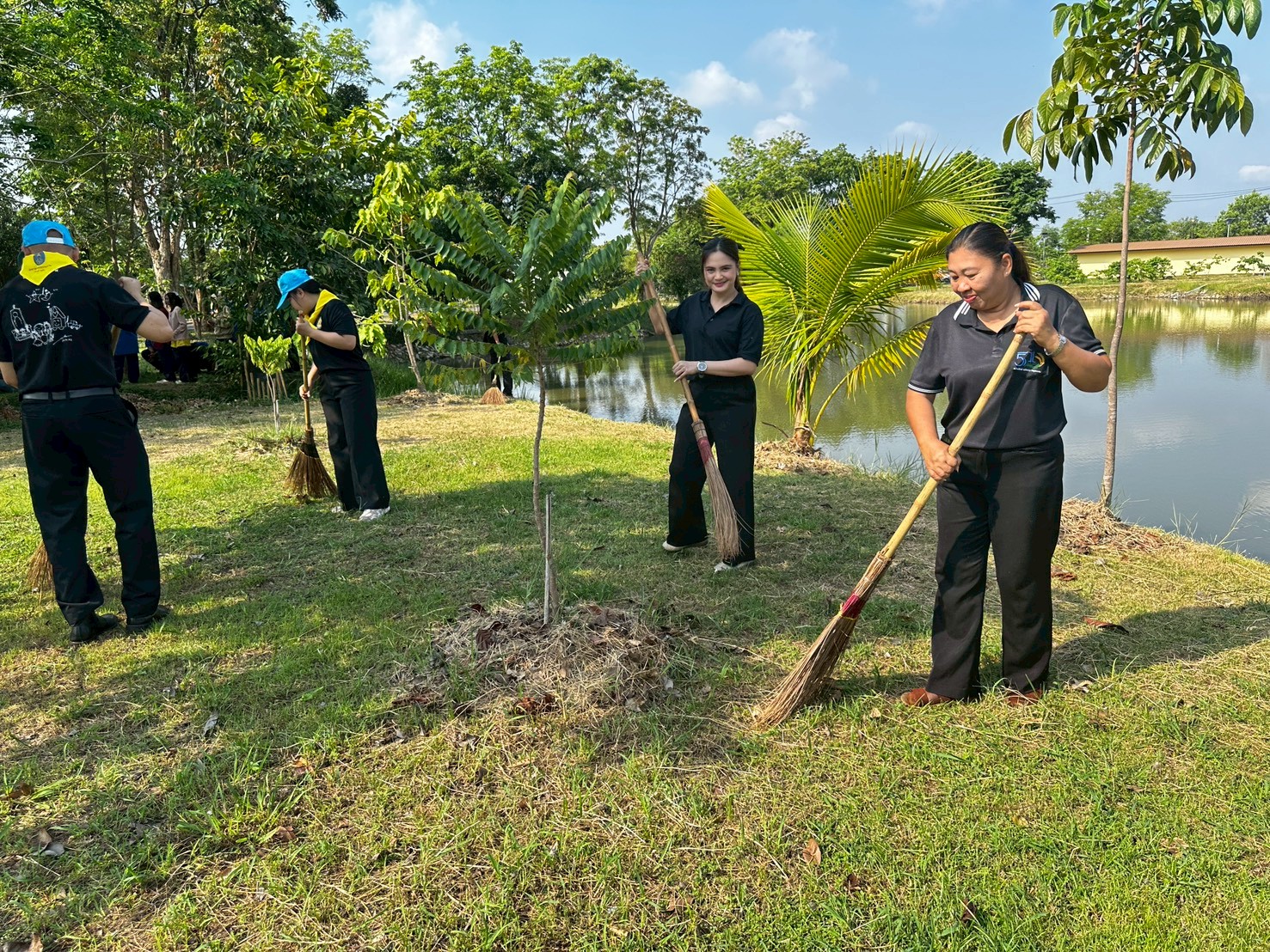 title - วันที่ 1 เมษายน 2569 นายวิทูล ประดิษฐบุญ ปฏิรูปที่ดินจังหวัดปราจีนบุรี มอบหมายให้เจ้าหน้าที่ ส.ป.ก.ปราจีนบุรี เข้าร่วมกิจกรรม จิตอาสาเนื่องในวันที่ระลึกพระบาทสมเด็จพระพุทธยอดฟ้าจุฬาโลกมหาราช และวันที่ระลึกมหาจักรีบรมราชวงศ์ 6 เมษายน 2569